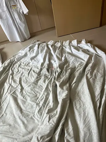 Light cream curtain panel - good condition, ready to hang. 2 panels 200w x 280L