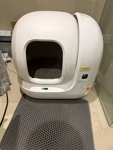 Automatic self-cleaning cat litter box (good condition)