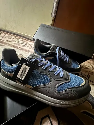 Mens casual sneakers - like new with tags, size available