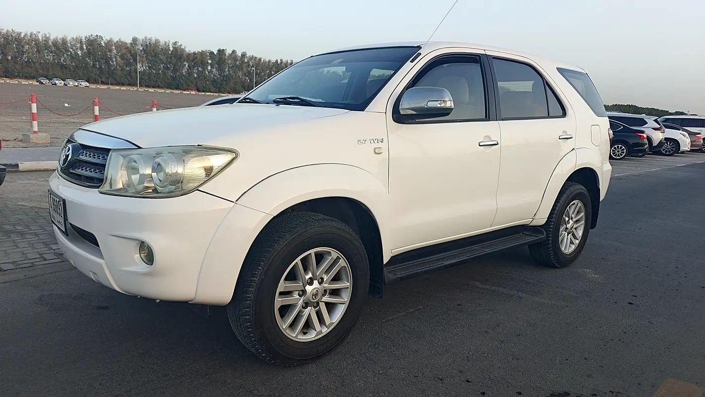 Toyota Fortuner 2011 — photo 1 of 18