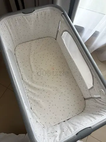 Portable bassinet / bedside sleeper in good condition