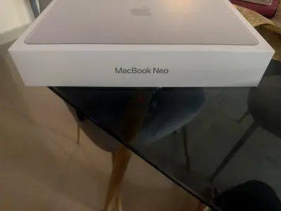 MacBook Neo (sealed box) - Silver