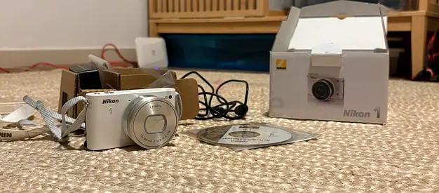 Nikon 1 camera mirrorless WITH ORIGINAL BOX AND EVERYTHING!
