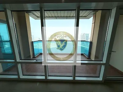 شقة للايجار السنوي مع 2 باركن وتكييف وجيم ومسبح مجانا لامجل اطلالة بحرية ببلكونة لثلاث غرف وصالة وغرفة خدامة واستور بالمطبخ  على ممزر في افخم الابراج