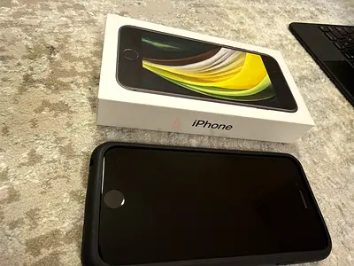 iPhone SE black 64gb with box and case with built in extra battery