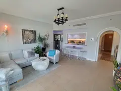 Palm Jumeirah with only 1 person