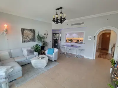 Palm Jumeirah with only 1 person