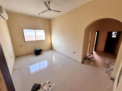 الشقة تقع في طابق أرضي داخل بناية عائلية هادئة، وتتميز بتقسيم عملي ومساحات مريحة توفر أجواء مناسبة للسكن العائلي، بالإضافة إلى تشطيبات جيدة وموقع خدمي