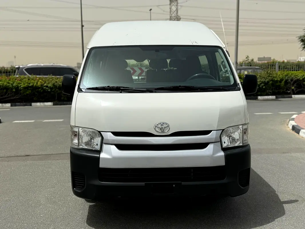 Toyota Hiace 2018 — photo 1 of 8
