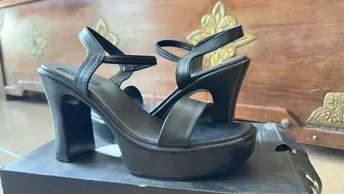 Black platform high-heels