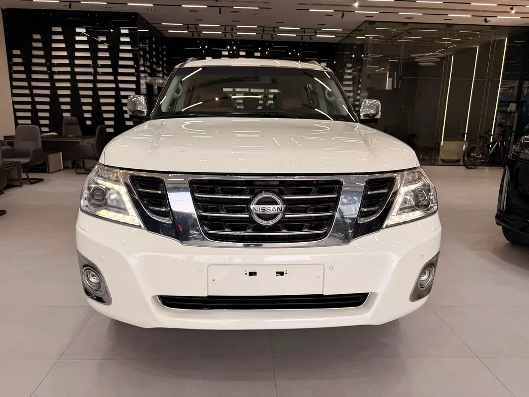 Nissan Patrol 2015 — photo 1 of 15