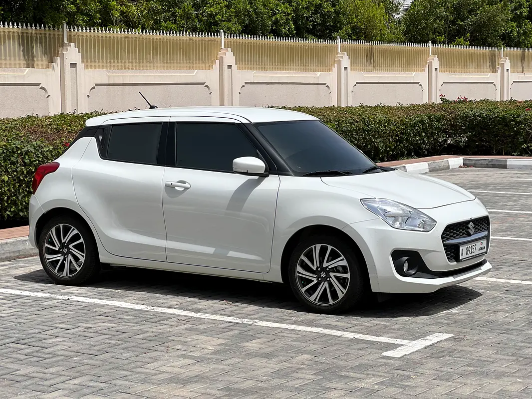 Suzuki Swift 2023 — photo 1 of 4