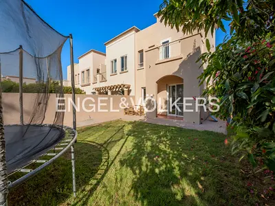 Unfurnished l l Great location l Large Layout
