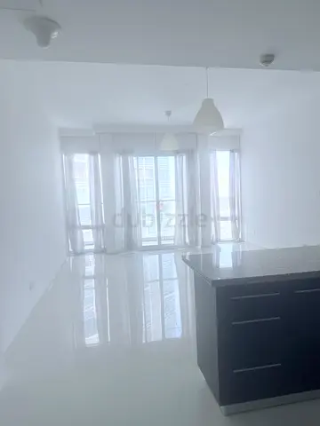1BR apartment in Al Reem island Abu Dhabi horizon tower E2 ,1107 SQF sea view with balcony, renovate