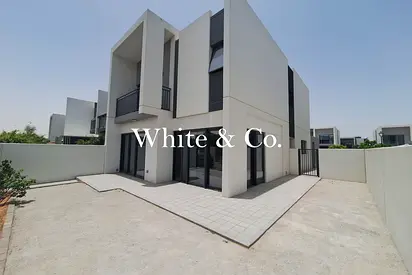 Single Row l Open-Plan Kitchen l Vacant
