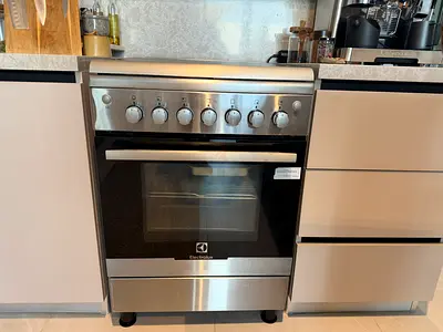 Electrolux freestanding gas range with oven - good condition