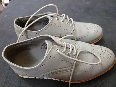 Light grey leather brogue sneakers, size available (used)