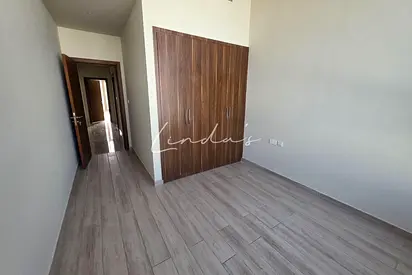 Single Row | Modern | Vacant Soon | Closed Kitchen