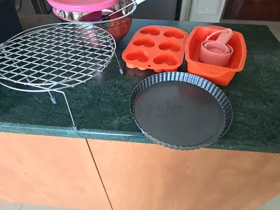 Set of baking accessories: silicone molds, baking tin, cooling rack and measuring cups