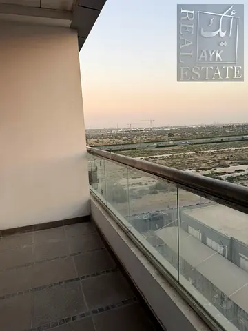 استوديو بمساحة كبيرة | شاغر | شرفة واسعة بإطلالة مفتوحة