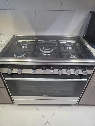 Siemens Gas Cooker with 5 Burners and Oven