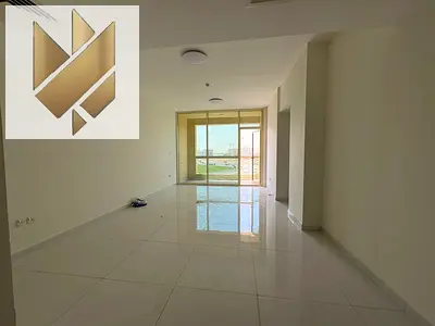 شقة للإيجار السنوي في منطقة مويلح الجديدة، ثلاث غرف وصالة، ثلاث حمامات، غرفة نوم رئيسية، غرفة نوم للخادمة مع حمام داخلي، شرفة