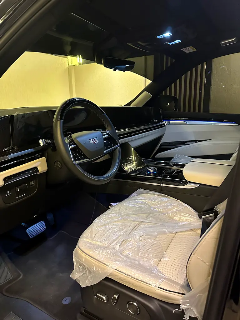 Cadillac Escalade 2025 — photo 1 of 9