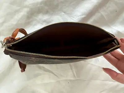 Louis Vuitton Vintage Brown leather authenticpouchette bag - strap needs restoration