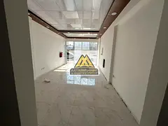 Excellent opportunity to rent a commercial shop in a prime and lively location directly on Universit