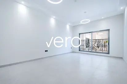 Closed kitchen | Vacant | Large Living Area