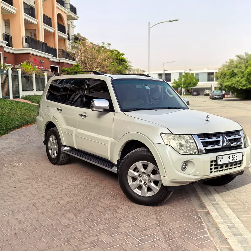 Mitsubishi Pajero 2014 — photo 1 of 14