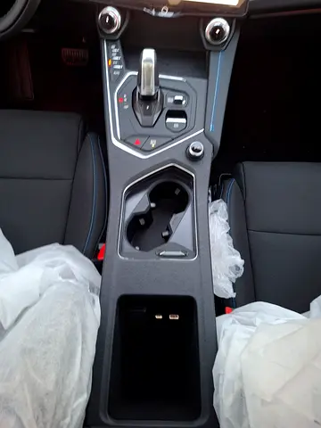 صورة 8 لـ 2026 LYNK & CO 01