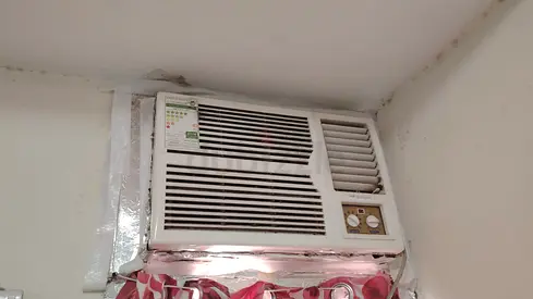 Window air conditioner unit - working condition