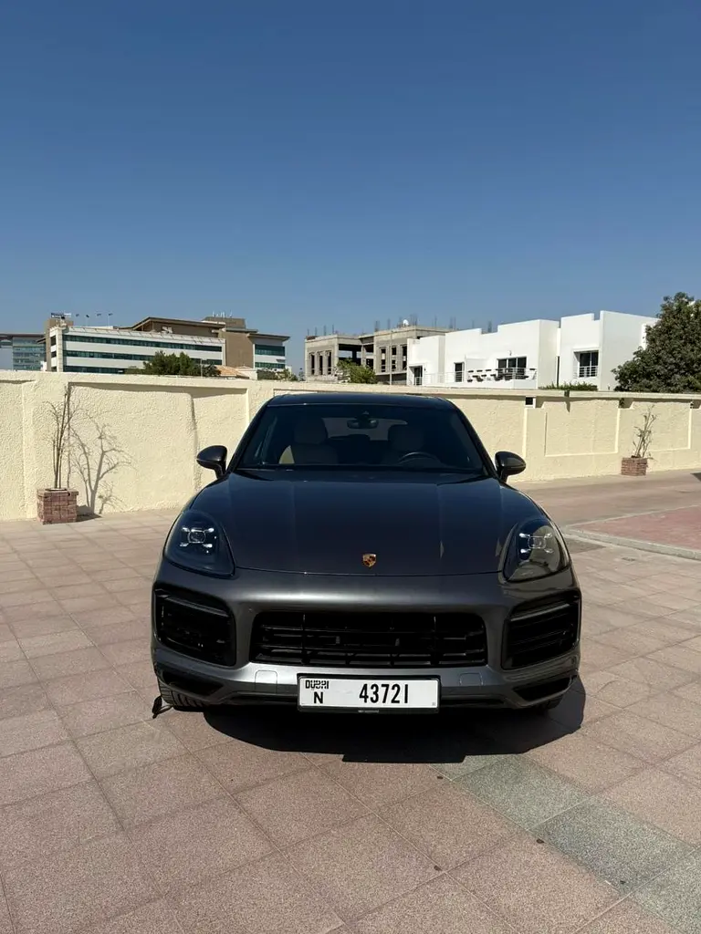 Porsche Cayenne 2022 — photo 1 of 9