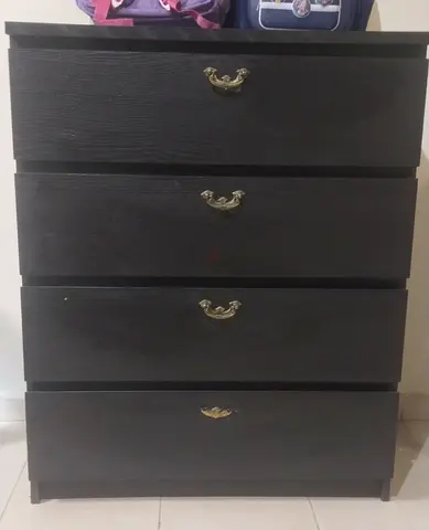 Dark wood 4-drawer chest / dresser in good condition
