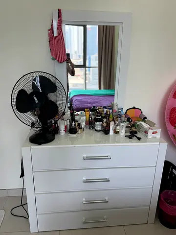 White 4-Drawer Dresser with Mirror/ Urgent Relocation Sale | Luxury Home Furniture