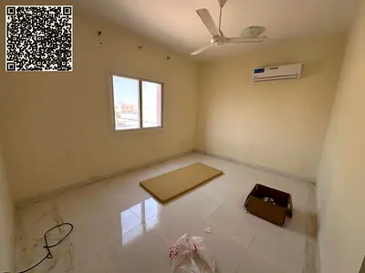 شقة واسعة بغرفتي نوم مع غرفة رئيسية | ٣ حمامات | صالة | مطبخ | شرفة | قريبة من المدرسة وسوق نستو | المويهات ١ | إيجار ٤٠ ألف ريال | موقف مجاني