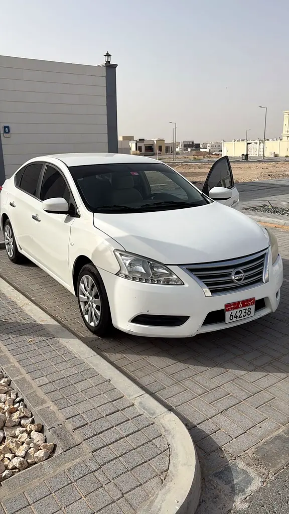 Nissan Sentra 2020 — photo 1 of 8