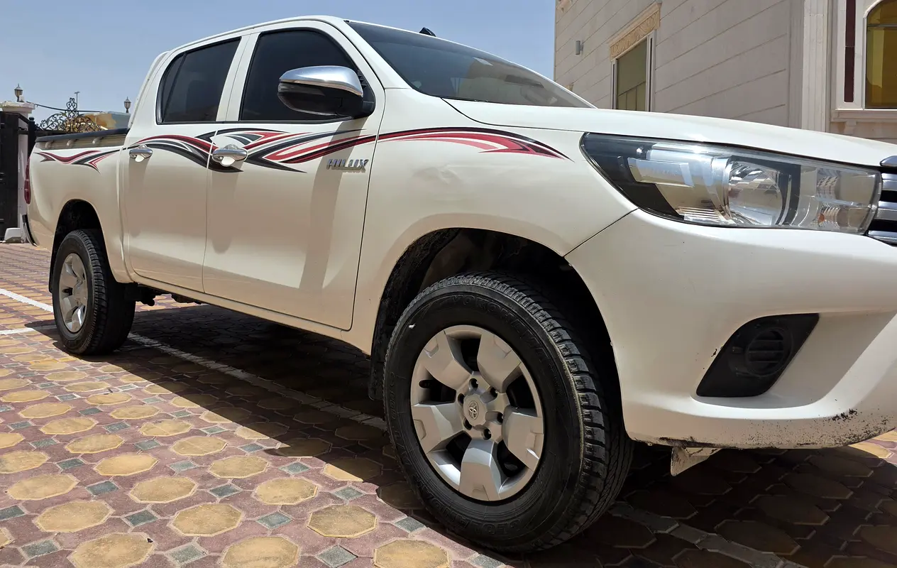 Toyota Hilux 2022 — photo 1 of 5