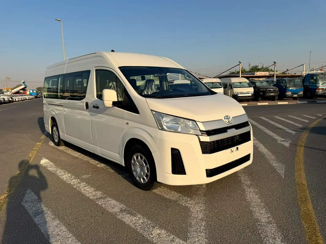 Toyota Hiace 2020 — photo 1 of 18
