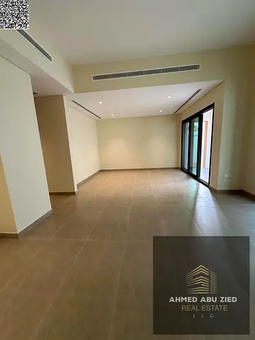 تاون هاوس بأربع غرف نوم - مجمع أزها السكني - جديد كلياً - أول مستأجر - حديقة - يقع مباشرة على طريق محمد بن زايد - غرفة للخادمة - غرفة تخزين - غرفة غسي