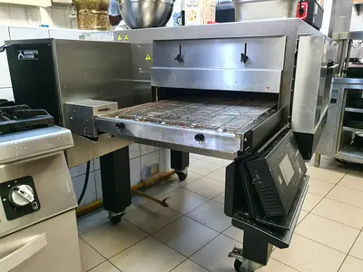 Conveyor oven