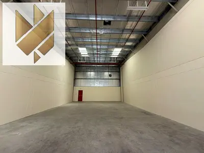 مستودع للإيجار، المنطقة الصناعية ١٨، الشارقة. المساحة: ٢٤٠٠ قدم مربع. الاستخدام: للتخزين فقط. سهولة الوصول للتحميل والتفريغ