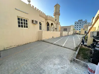 فرصة مميزة للشركات والمؤسسات الباحثة عن سكن مناسب للموظفين أو العمال، بموقع حيوي جداً قريب من موقف الباص الرئيسي وجميع الخدمات الأساسية والمواصلات الع