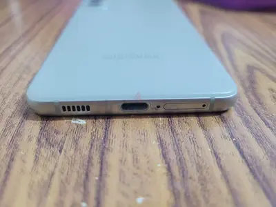 Samsung S21 FE 5G 256GB TDRA Dual SIM | Good Condition | AED 580