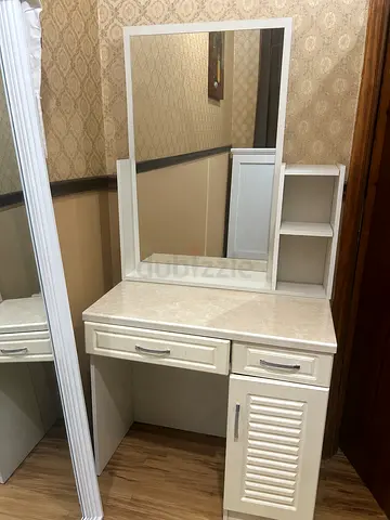 vanity table with mirror