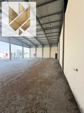 ( بكهرباء 70 kw  )مع شبرة واسعة / ارض مميزة بمساحة 10500 قدم في الصجعة تصلح لكل النشاطات والتصنيع والتخزين للايجار السنوي