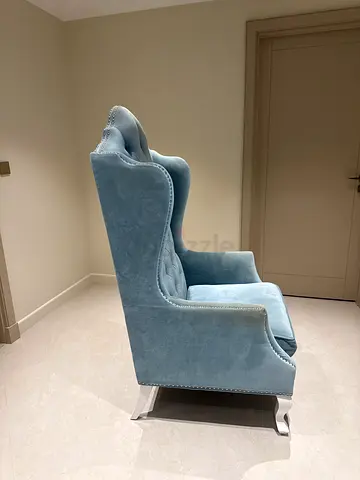 Baby blue king armchair with tufted back