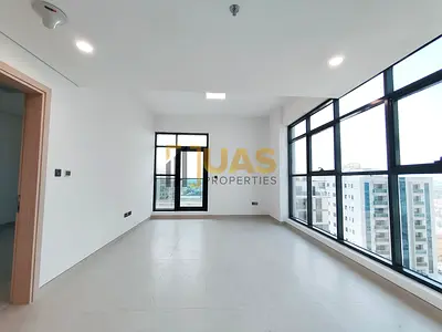 غرفة نوم واحدة في الطابق العلوي | تصميم الزاوية | شرفة وإطلالة على أفق المدينة