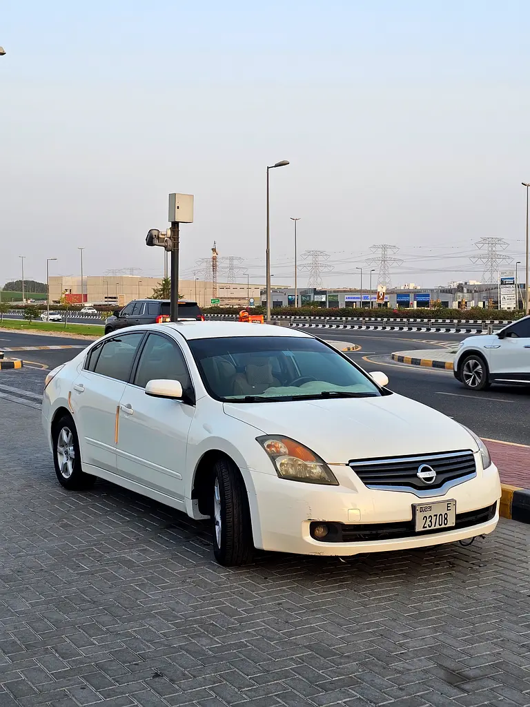 Nissan Altima 2008 — photo 1 of 9
